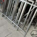 ステンレス角パイプにて歩廊手摺製作